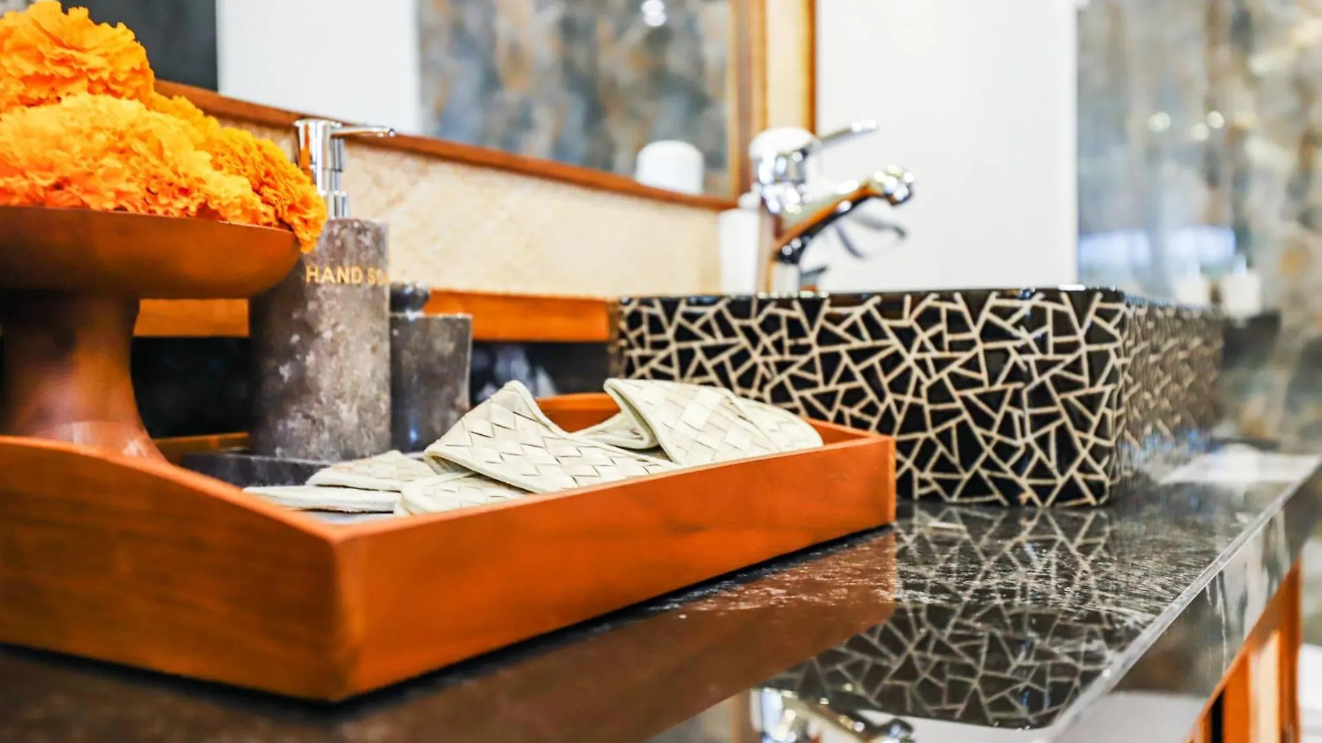 Villa New Batavia - Modern Luxury & Cultural Fusion Ubud